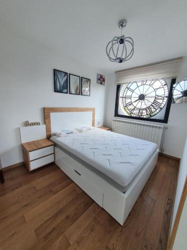 a bedroom with a large bed and a window at Alo Alo Apartman 5 in Kruševac