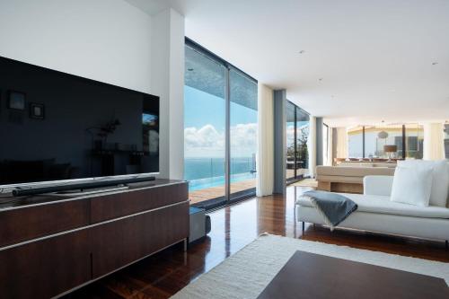 Ocean Sight - Infinity Pool Villa by LovelyStay