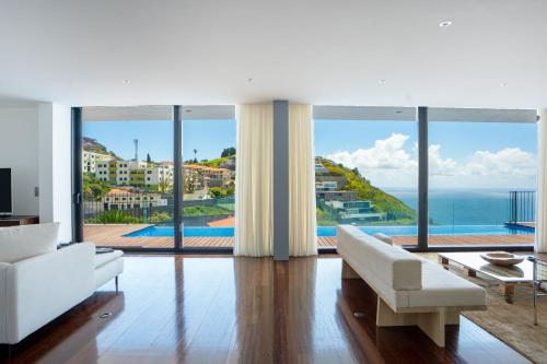 Ocean Sight - Infinity Pool Villa by LovelyStay