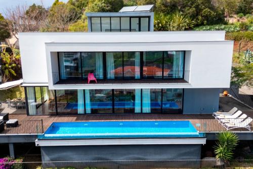 Ocean Sight - Infinity Pool Villa by LovelyStay