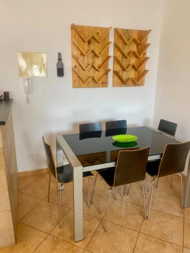 une salle à manger avec une table et des chaises dans l'établissement Apartamento espaçoso, à Santa Maria