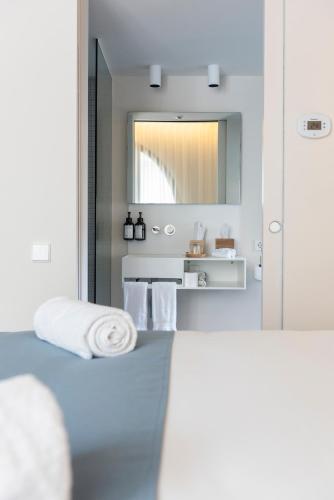 a bathroom with a mirror and a sink at Hotel La Casa Del Sol in Barcelona