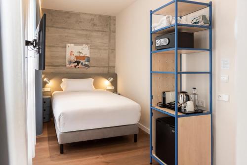 a bedroom with a bed and a book shelf at Hotel La Casa Del Sol in Barcelona