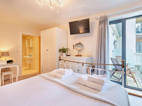 a bedroom with a bed and a desk and a window at 2 Bed in West Bay oc-dc065 in West Bay