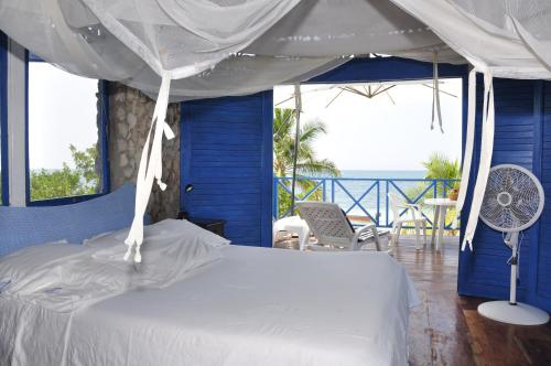 1 dormitorio con cama y vistas al océano en Casa Gaviota Baru Beach House, en Barú