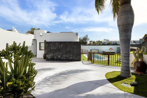 Sea Breeze Jarea by Escape Home