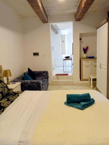 Un dormitorio con una cama y una sala de estar. en Valletta Malta, en Floriana