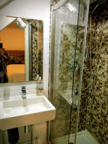 un baño con lavabo y ducha en Valletta Malta, en Floriana