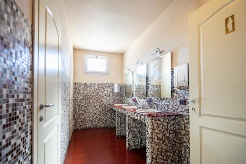 a bathroom with two sinks and a large mirror at Venice Hotel Albatros in Mestre