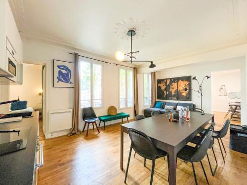 UrbanFlat 99 - Beautiful 6 BDR Apartment in the center of Paris