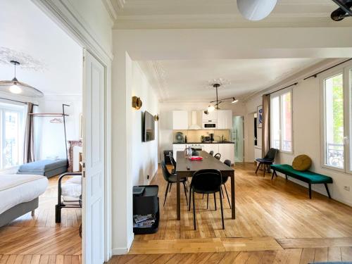 UrbanFlat 99 - Beautiful 6 BDR Apartment in the center of Paris