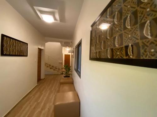 un corridoio con un divano e quadri sul muro di Chambre STAR a Saly Portudal