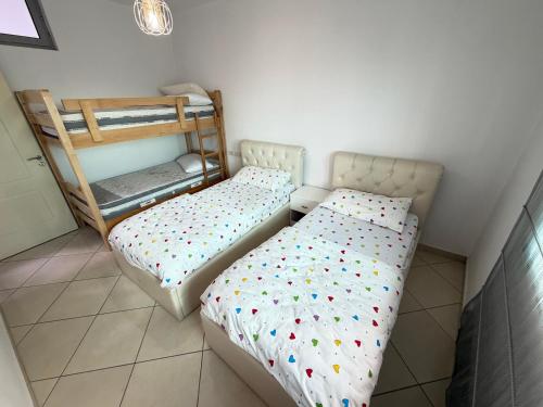 una camera da letto con due letti singoli e un letto a castello di Paradise View a Shkodër