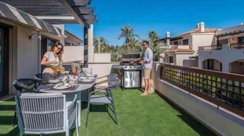 VACATION MARBELLA I The Sovereign Penthouse, New Furniture, Gated Complex, Large Communal Pool, 24h Security, 5min to Puerto Banus