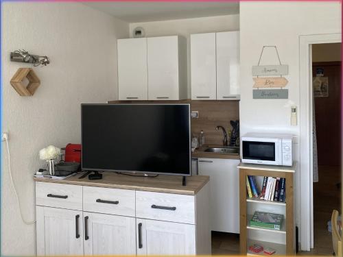 Logement en résidence vacances classe 2 étoiles au bord de mer 4 couchages avec cabine lit superposé et au salon un canapé convertible et piscine à 300 m des transports communs,gare ferroviaire,commerces et plages