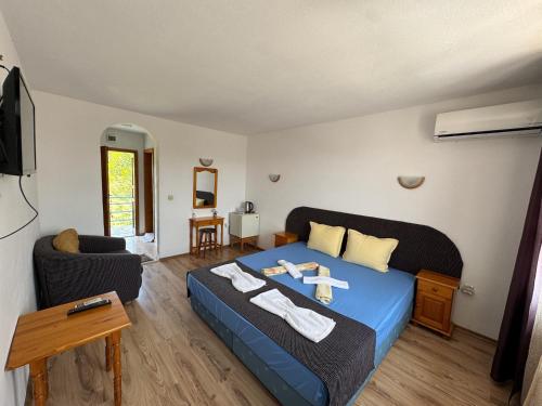 ein Schlafzimmer mit Bett und ein Wohnzimmer in der Unterkunft Hotel Gamartata in Duni
