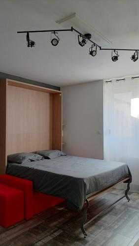 una camera da letto con un letto e un divano rosso di Studio Couronne centrale Bourges a Bourges