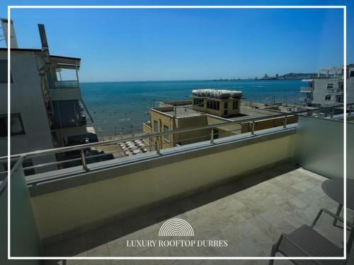 een uitzicht op de oceaan vanaf het dak van een gebouw bij Mar' Rooftop Suites in Durrës