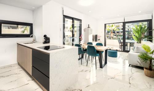 Orihuela Poolside Retreat, High-end apt, Pool views - by OYOOSTAYS