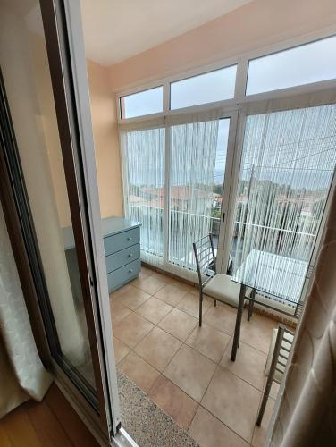 a room with a table and a chair and a window at Alcantara Bell in Feiteiras