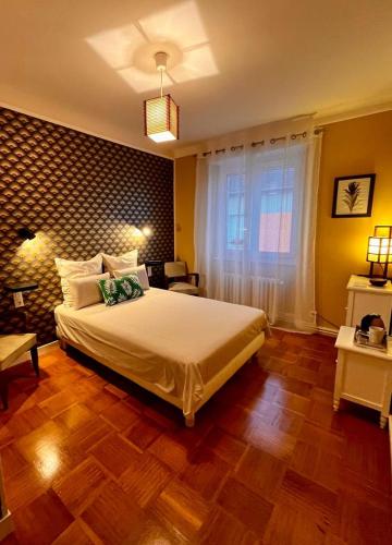 a bedroom with a large bed and a window at Un B&B à Loktudi in Loctudy