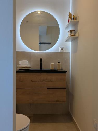 a bathroom with a sink and a mirror at La Perle in Marseille