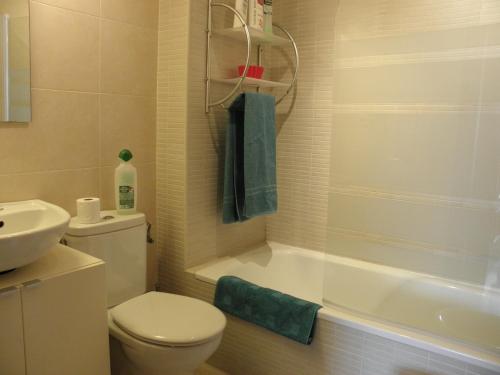 a bathroom with a toilet and a tub and a sink at Apartamento en Jerez de la Frontera in Jerez de la Frontera