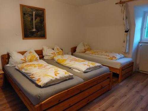 two twin beds in a room with at Ferienhaus Wohleser in Mariahof
