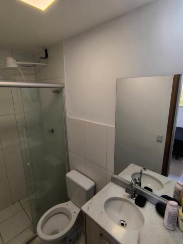 a bathroom with a toilet and a sink and a shower at Apartamento 1Q 2B com vaga in Aparecida de Goiânia