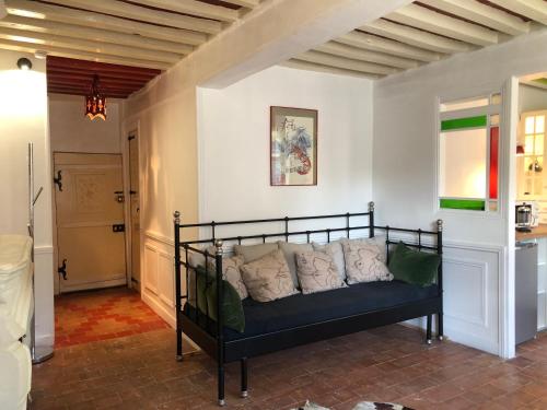 a living room with a couch in a room at Appartement Le Notre Dame in Honfleur