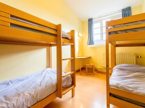 a bedroom with two bunk beds and a window at Gîte Kaleo Han-Sur-Lesse in Han-sur-Lesse