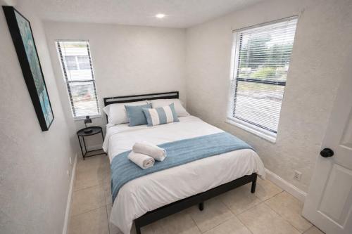 a bedroom with a bed with towels on it at Pacifica Fort Lauderdale Airport in Dania Beach