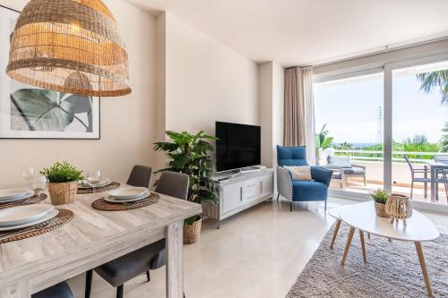 Modern 2-Bed Apartment Alcazaba Lagoon 313