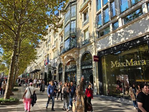 Urban Flat 129 - Sublime Art Love Champs-Elysees