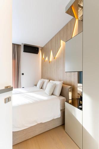 a bedroom with a large white bed with lights on the wall at Luxury Villa Palermo in Vir