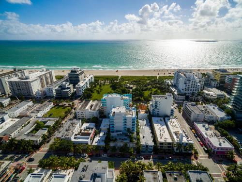 une vue aérienne d'une ville et de l'océan dans l'établissement Dream Destinations at Ocean Place, à Miami Beach