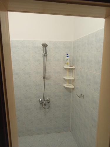 a shower with a glass door with a shower at Къща за гости Veranda Raia Поморие in Kamenar