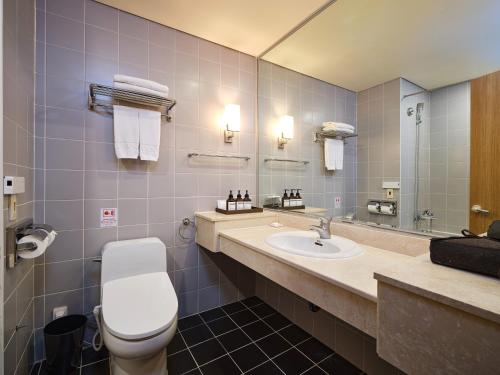 a bathroom with a toilet and a sink at 퀸벨호텔 in Tōson