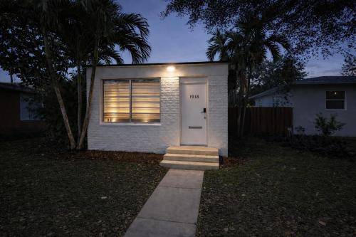 a small house with a white door and a window at Fort Lauderdale Airport Bleu Lagunna in Hollywood