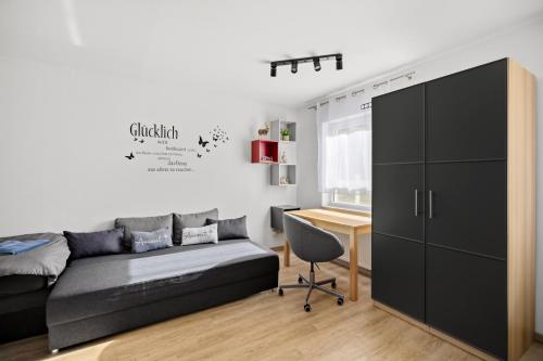 a bedroom with a bed and a desk at Moderne Einraumwohnung in Leipzig mit Netflix Zugang in Leipzig