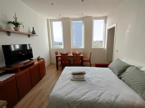 a bedroom with a bed and a dining room with a table at Patecchio2-IEO Fondazione Prada Villaggio Olimpico in Vigentino