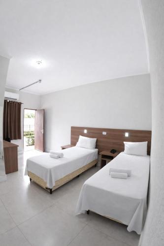 two beds in a room with two beds sidx sidx sidx sidx at Hotel Refugio in Bonito