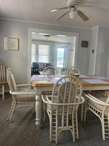 a dining room with a table and chairs at OCHG 306 Talbot in Ocean City