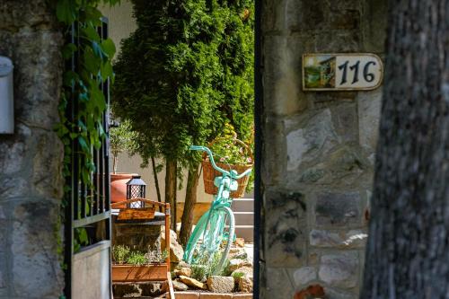 a statue of a woman in a garden at Jázmin Chill Cottage in Bánk