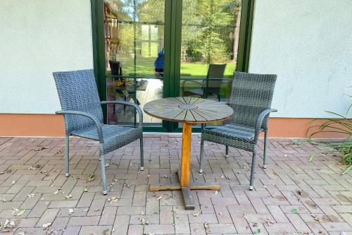 three chairs and a table in a patio at Holzfäller Baum 2 in Burg