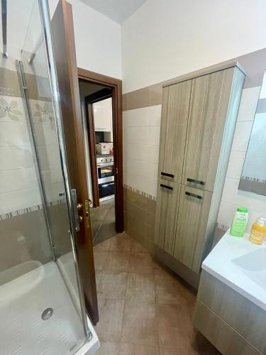 ein Badezimmer mit Dusche und Waschbecken in der Unterkunft la corte in Vimodrone