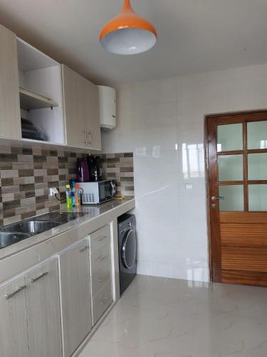 una cucina con lavello e lavastoviglie di Biagui Sky Studio a Dakar