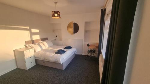 a bedroom with a bed and a desk in it at Private Studio Apartment · Quiet · Sleeps 2 in Nottingham