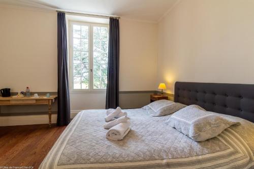 a bedroom with a bed with towels on it at L'orée du lac - Formule Chambres in Marcenay