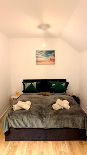 a bedroom with a large bed with two towels on it at Cozy Studio Residenz Platz 1 near Neues Schloss Bayreuth in Bayreuth
